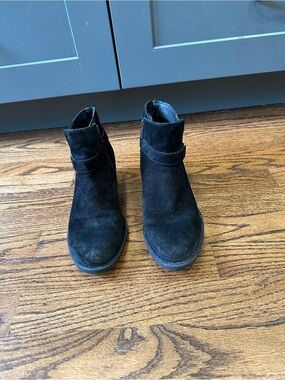 Børn Black Suede Buckle Ankle Booties Low Heel Comfort Shoes – Size 8.5M